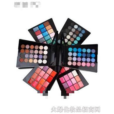 ISMINE伊姿蔓132色啞光珠光大地色眼影盤(pán)