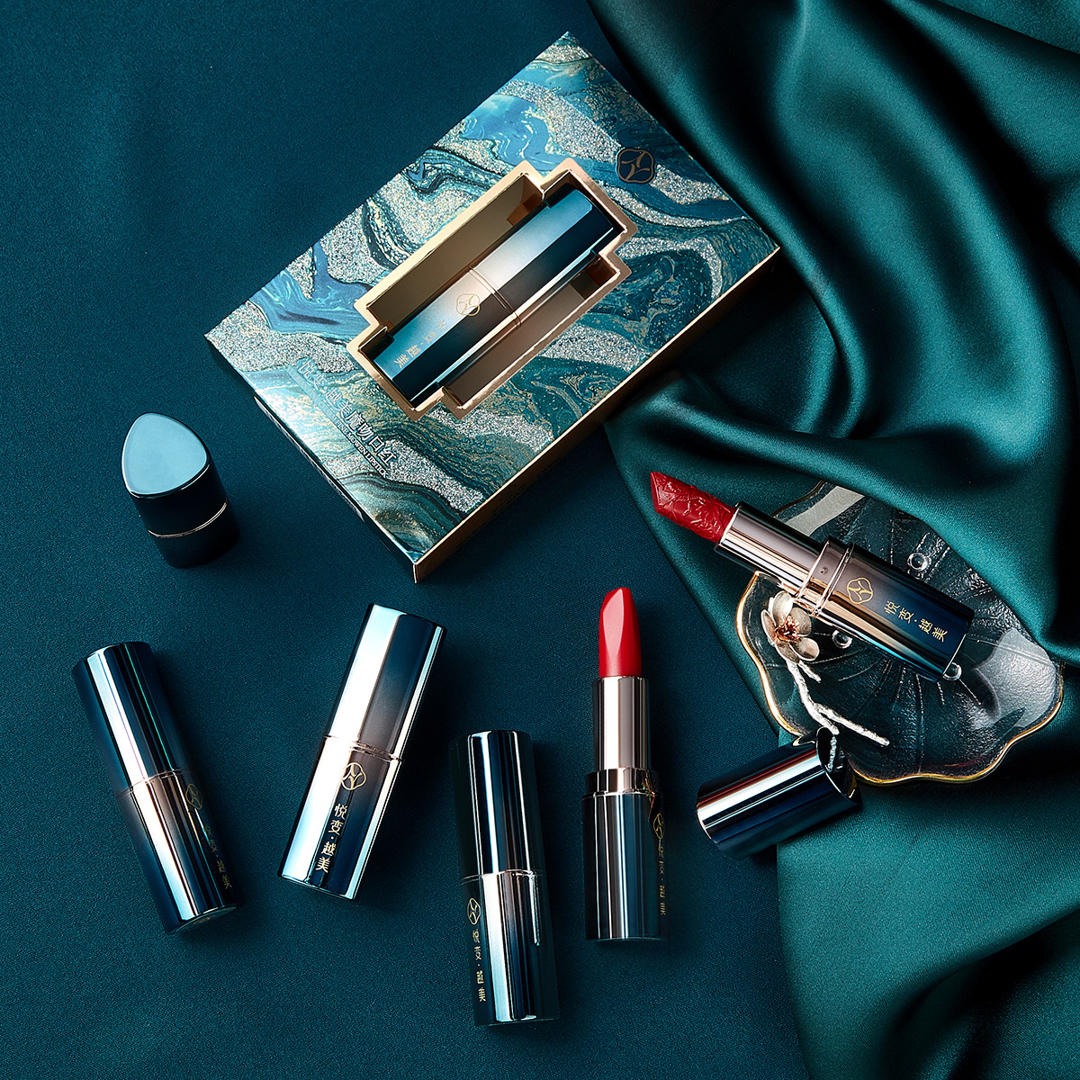 抖音網(wǎng)紅同款雕花口紅啞光絲絨不沾杯中國(guó)風(fēng)彩妝三色唇膏學(xué)生平價(jià)OEM代加工